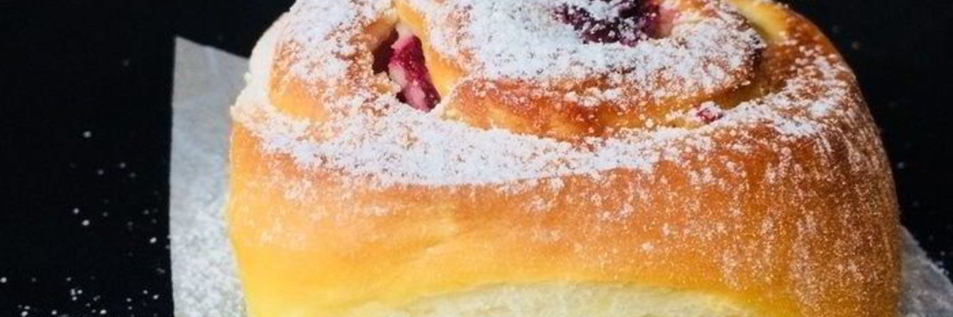 Булочки со сливочным сыром и вишней