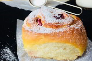 Булочки со сливочным сыром и вишней