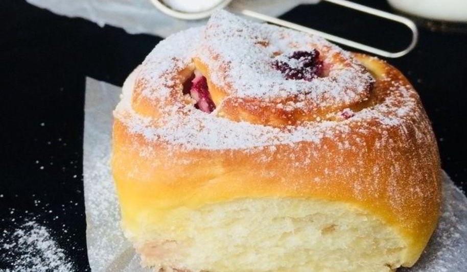 Рецепт булочки со сливочным сыром и вишней