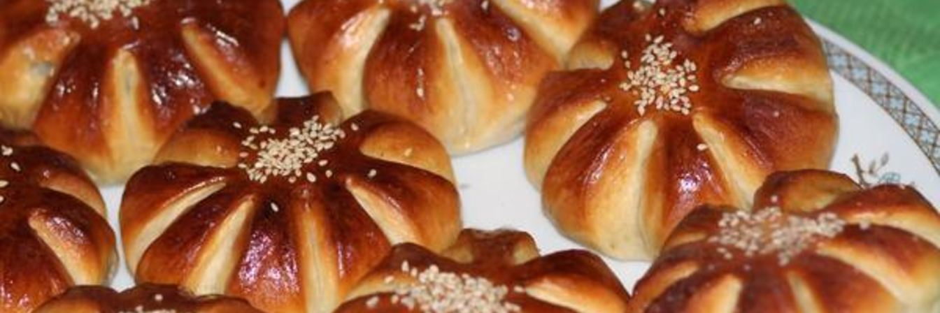 Булочки цветочки с изюмом и курагой