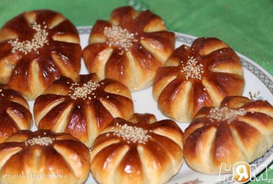 Булочки цветочки с изюмом и курагой