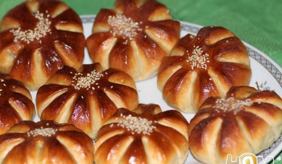 Рецепт булочки цветочки с изюмом и курагой