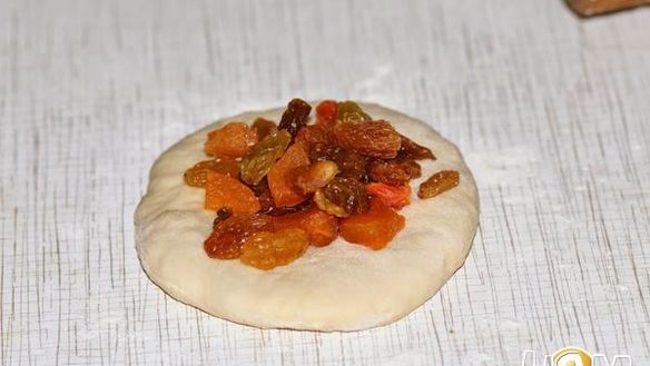 ШАГ 15. булочки цветочки с изюмом и курагой