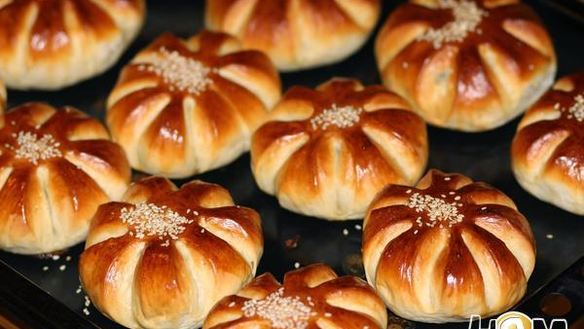 ШАГ 20. булочки цветочки с изюмом и курагой