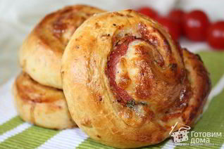 Булочки-улитки с салями и моцареллой