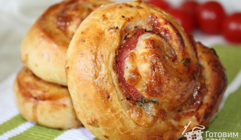 Рецепт булочки-улитки с салями и моцареллой