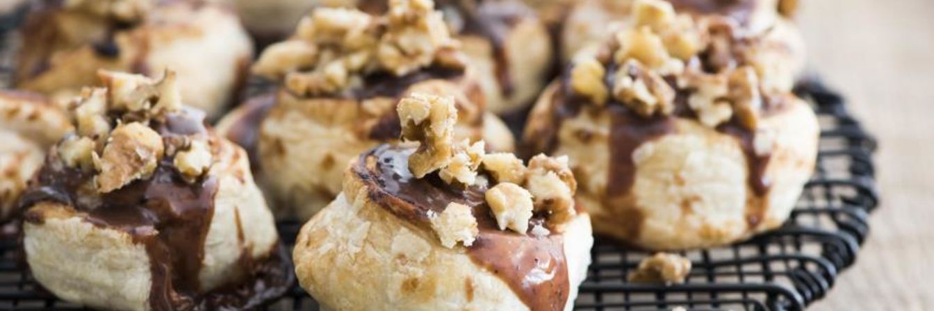 Быстрые булочки с шоколадом и орехами