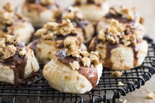 Быстрые булочки с шоколадом и орехами