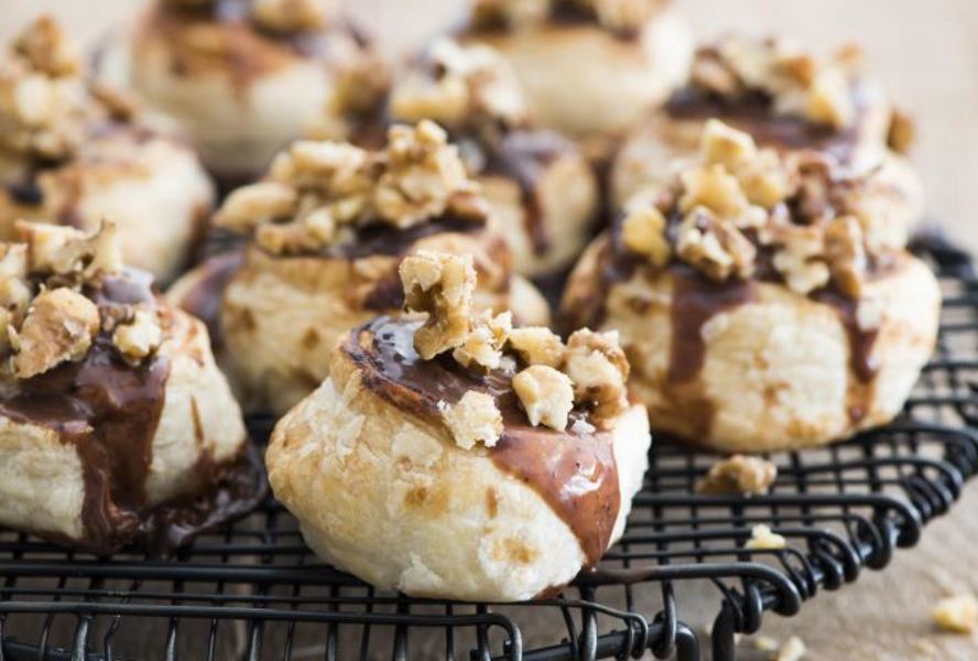 Быстрые булочки с шоколадом и орехами