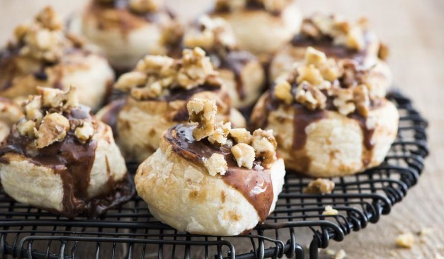 Рецепт быстрые булочки с шоколадом и орехами