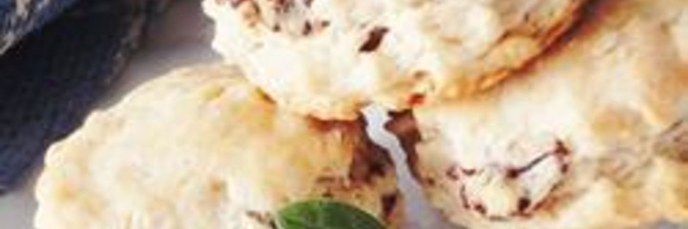 Быстрые сметанные булочки с изюмом и корицей