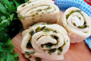 Китайские паровые булочки с зеленым луком