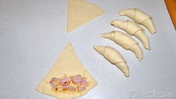 ШАГ 3. круассаны с сыром и ветчиной