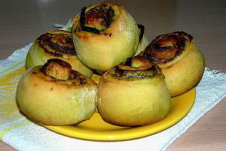 Пикантные булочки с начинкой из песто и баклажанов