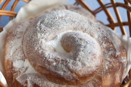 Пышные булочки со сгущенкой