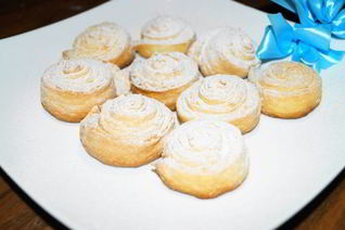 Творожные булочки-завитушки с сахарной пудрой