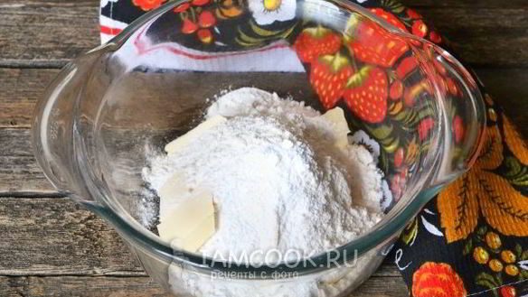 ШАГ 8. ватрушка с клубникой