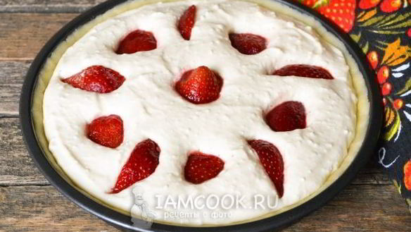 ШАГ 12. ватрушка с клубникой
