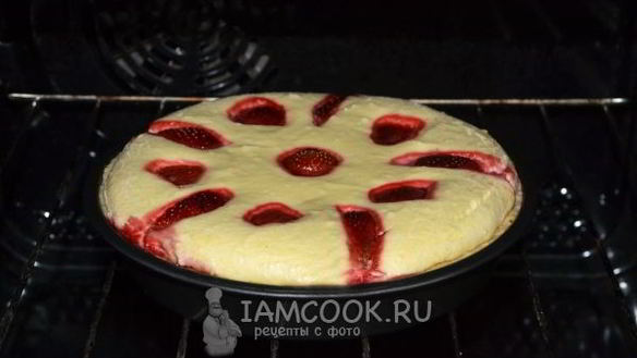 ШАГ 14. ватрушка с клубникой