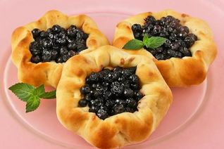 Ватрушки с черной смородиной