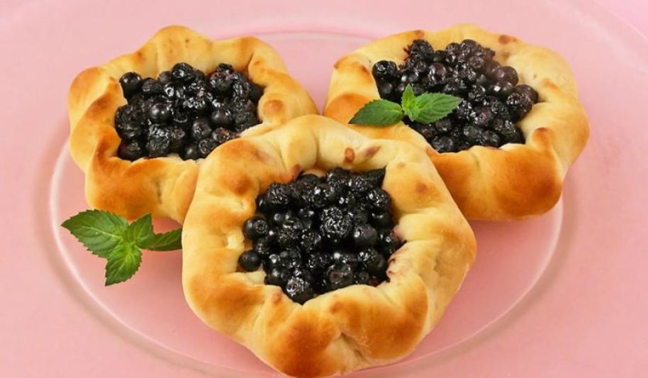 Рецепт ватрушки с черной смородиной