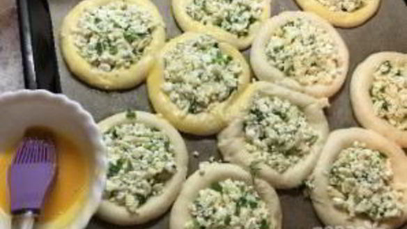 ШАГ 11. ватрушки с сыром и зеленью
