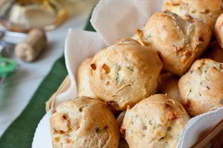 Заварные булочки с беконом и зеленью