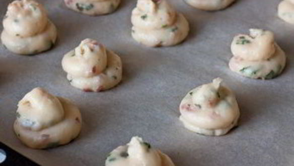 ШАГ 6. заварные булочки с беконом и зеленью