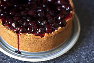 Чизкейк Нью-Йорк с вишней и крекером