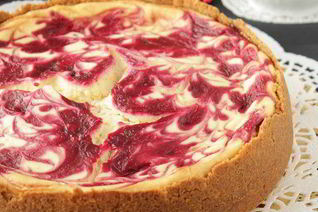 Чизкейк с маскарпоне и брусничным соусом