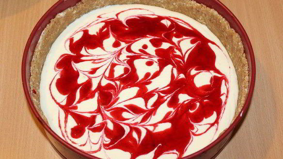 ШАГ 8. чизкейк с маскарпоне и брусничным соусом