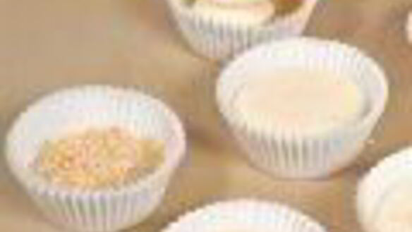 ШАГ 3. чизкейки с белым шоколадом и клюквой