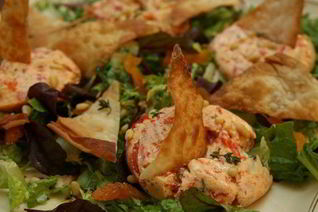 Чизкейки со сладким перцем на листьях салата