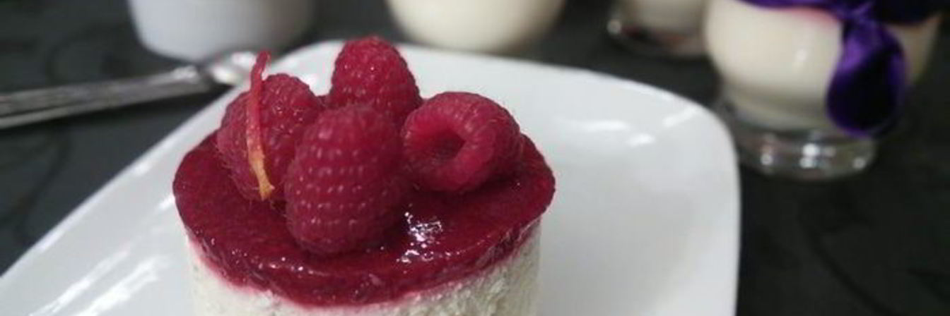 Мини-чизкейк из козьего сыра с малиной