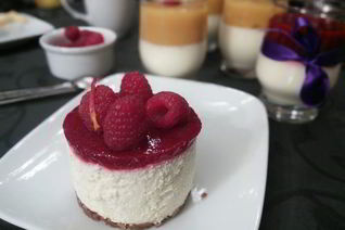 Мини-чизкейк из козьего сыра с малиной