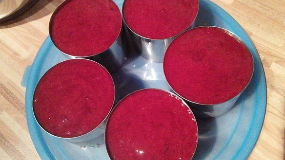 ШАГ 8. мини-чизкейк из козьего сыра с малиной