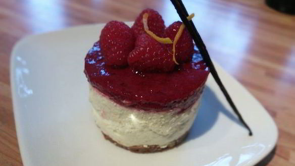 ШАГ 10. мини-чизкейк из козьего сыра с малиной