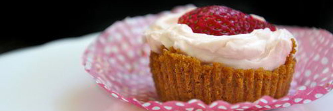 Мини-чизкейки с крекером и клубникой