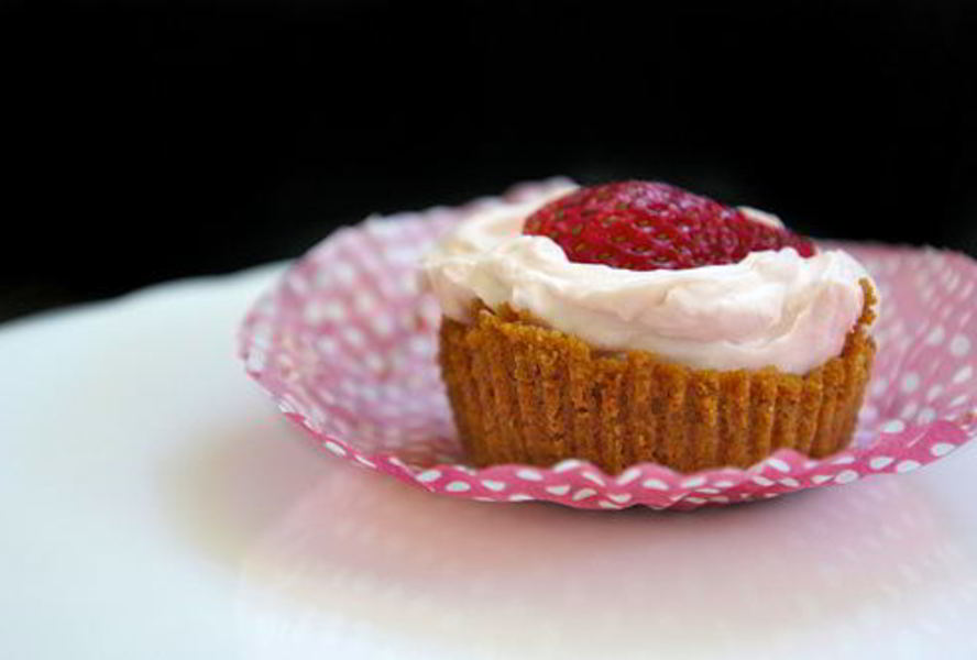 Мини-чизкейки с крекером и клубникой