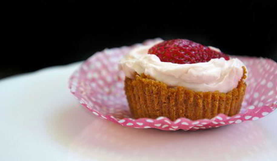 Рецепт мини-чизкейки с крекером и клубникой