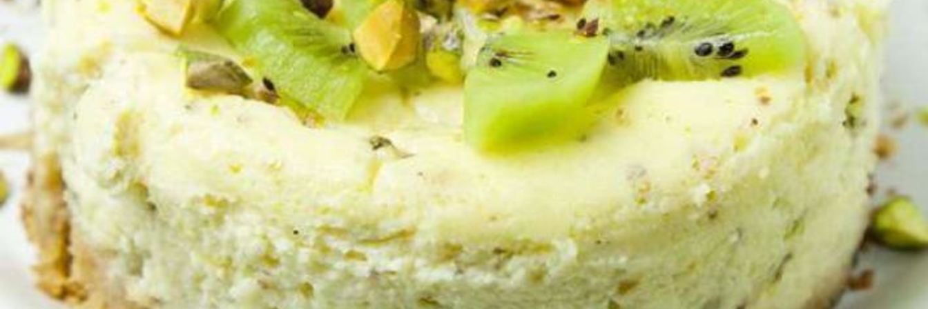 Порционные чизкейки с киви и фисташками