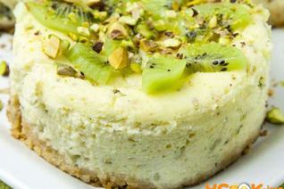 Порционные чизкейки с киви и фисташками