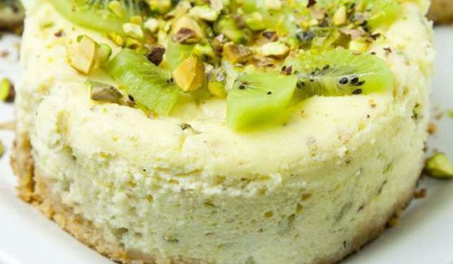 Рецепт порционные чизкейки с киви и фисташками