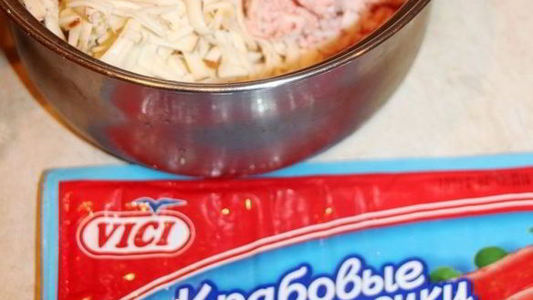 ШАГ 4. сырный чизкейк с крабовыми палочками