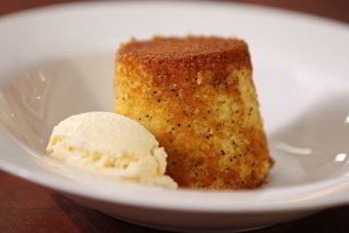 Апельсиновые кексы без муки с маком и ванильным мороженым