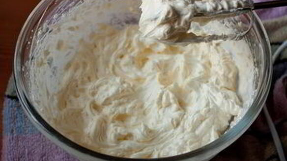 ШАГ 8. капкейки с клубничным кремом