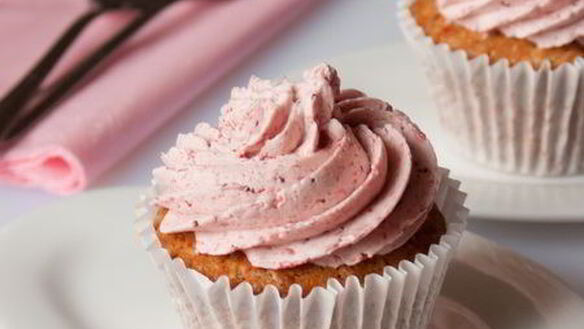 ШАГ 12. капкейки с клубничным кремом