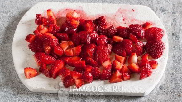 ШАГ 2. капкейки с клубникой