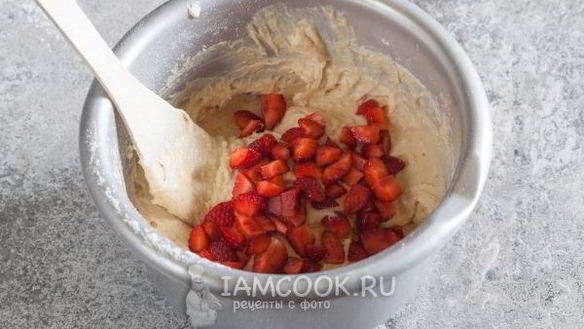 ШАГ 6. капкейки с клубникой