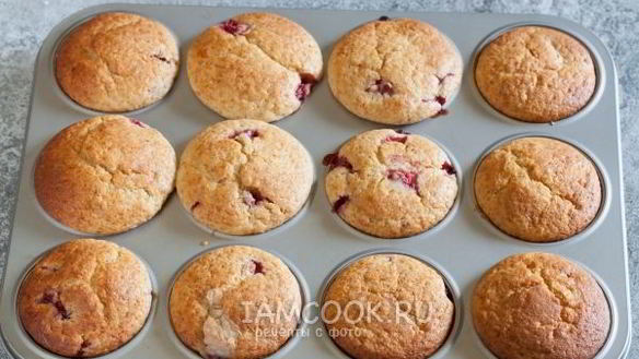 ШАГ 8. капкейки с клубникой